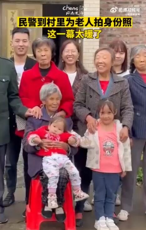 奶奶拍身份证照片全家都入镜了 这到底是怎么回事？